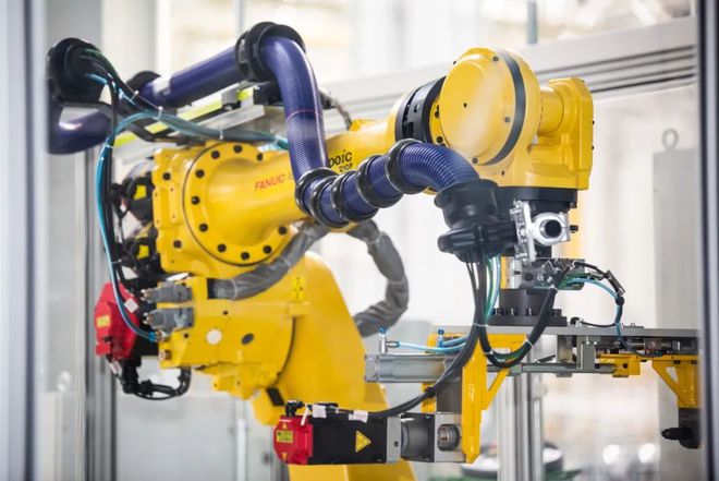 發動機技術革新與市場動態 新一代蒙迪歐上市與榮威GS61、特斯拉Roadster新進展